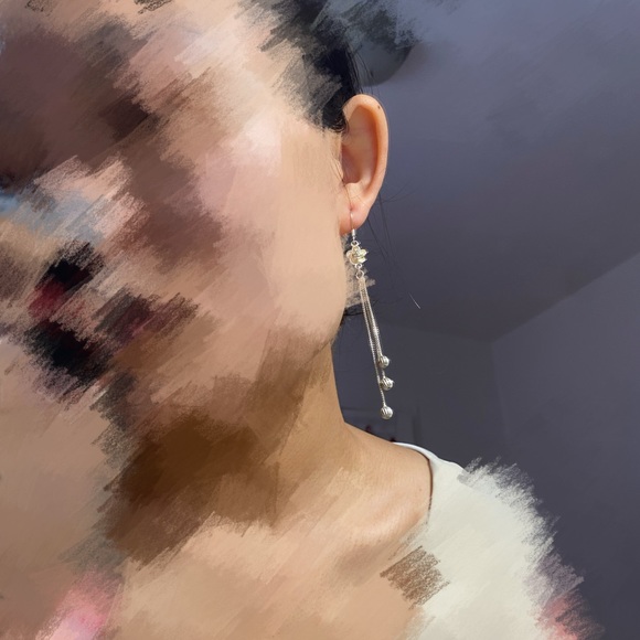 Beautiful Flower Earring - Picture 4 of 5